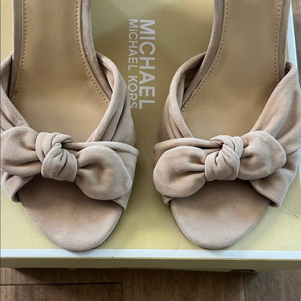 Michael Kors Elegant Beige Sandals - Picture 6 of 7